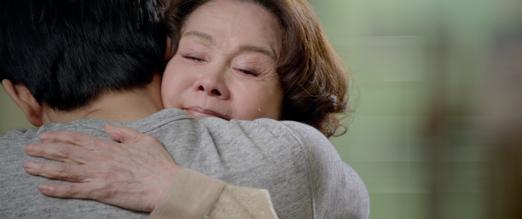 A hug between mother and son in Baby Steps (2015).