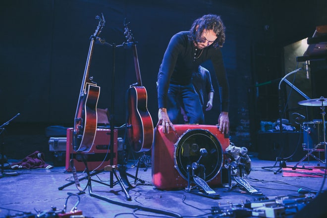 Shakey Graves setting up his gear.