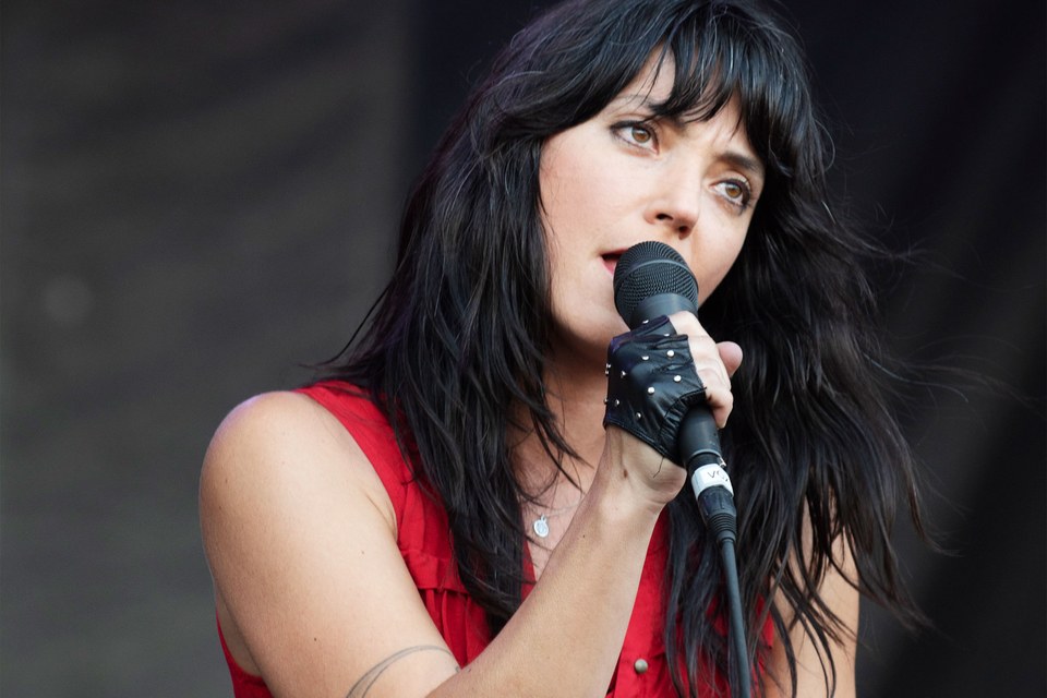 Sharon Van Etten performing live